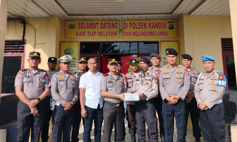 Kado Ulang Tahun Bernilai Kehidupan, Kapolsek Kandis Hadiahkan Bibit Matoa untuk Personel