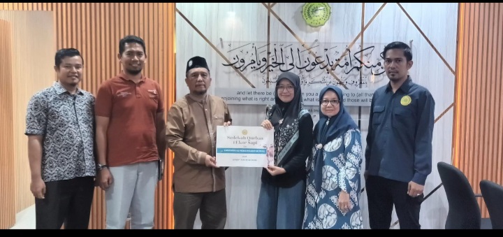 UMRI Serahkan Hewan Qurban Kepada STKIP Aisyiyah Riau