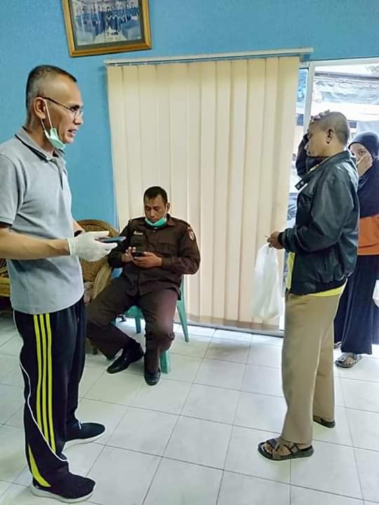 Wakil Ketua DPRD Pekanbaru Nofrizal Bagi- Bagi Disinfektan Pada Masyarakat
