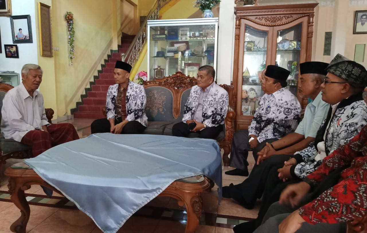Calon Ketua PGRI Riau, Dr.M.Syafi'i Sowan ke Tokoh Pendidikan Riau Soemardi Taher.