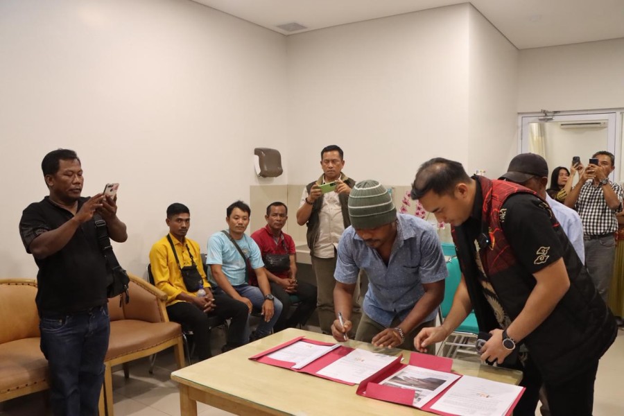 Polres Rohil Fasilitasi Perdamaian Antara Kelompok W. Siringo-Ringo dan PT. Ujung Tanjung Sejahtera Melalui Restorative Justice