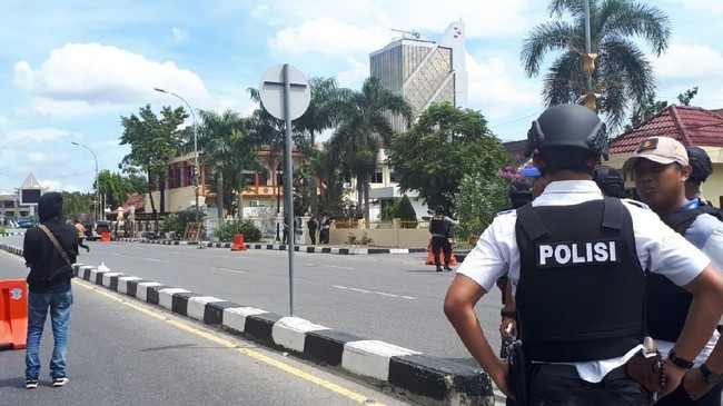 Kapolri Tinjau Polda Riau Pasca Diserang Teroris