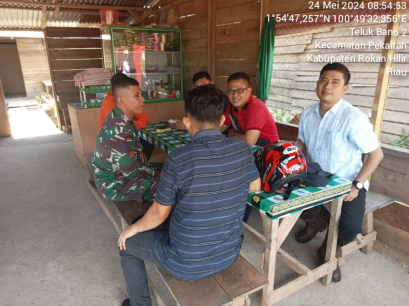 Babinsa  Koramil 01/Bangko  Komsos Bersama Warga Ajak Jaga Kebersihan dan Jauhi Narkoba di Kep. Teluk Bano 2