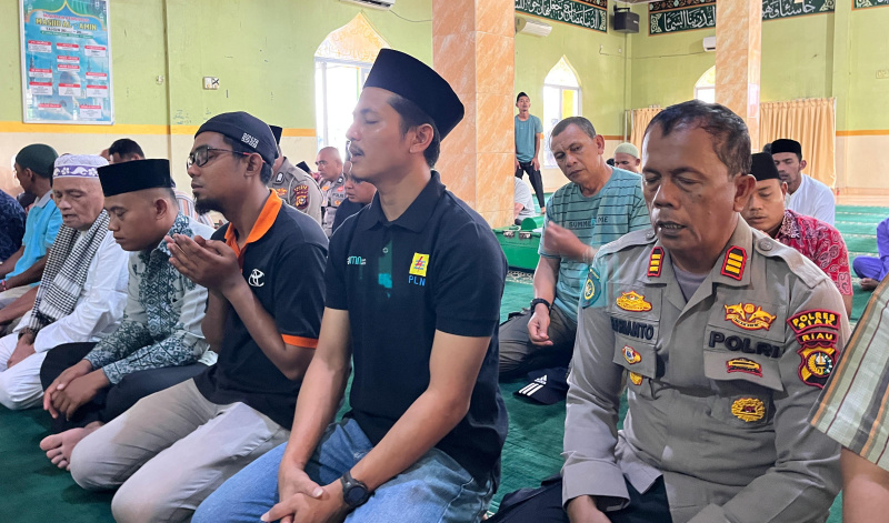 Personel Polsek Kandis dan Masyarakat Gelar Salat Gaib dan Doa Bersama untuk Korban Bencana Alam Tanah Air