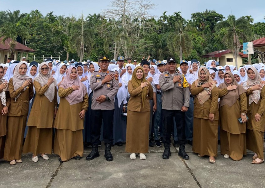 Kasat Binmas Polres Inhu Pimpin Upacara dan Penyuluhan di SMA 2 Rengat, Ajak Siswa Dukung Sitkamtibmas Kondusif Pasca Aksi Unjuk Rasa