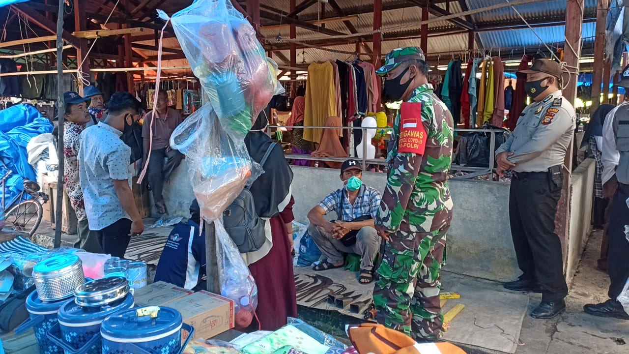 Operasi Yustisi, Polsek Kuala Kampar Bersama TNI Tegur Pelanggar di Pasar Tradisional