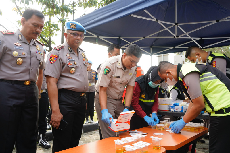 Seluruh Personel Polda Riau dan Polres hingga Polsek Jajaran Secara Serentak Melaksanakan Tes Urine