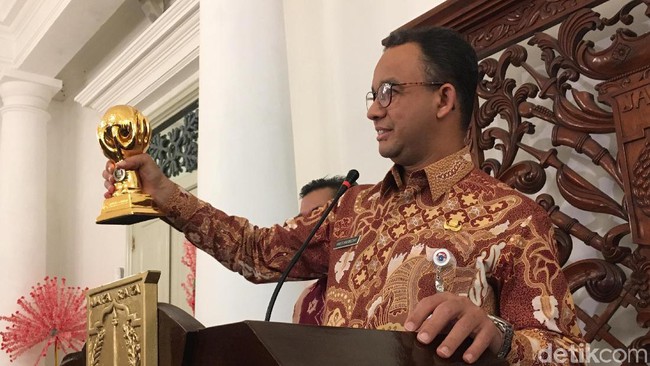 Anies Pamerkan Penghargaan Jaminan Kesehatan dari Jokowi