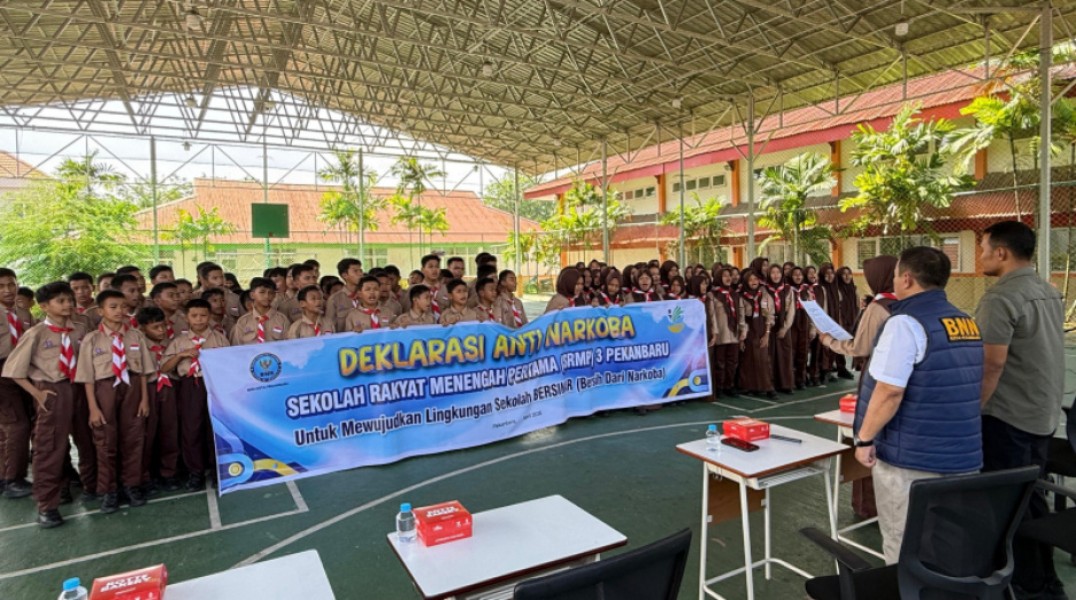 Ratusan Siswa SRMP 3 Deklarasi Anti Narkoba Usai Mengikuti Sosialisasi Bersama BNNK Pekanbaru