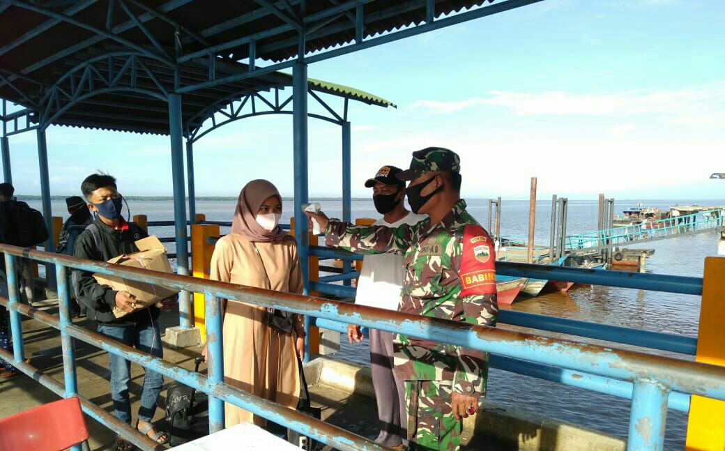 Bersama Petugas Kesehatan, Babinsa Cek Suhu Tubuh Penumpang di Pelabuhan Batu Pasar Minggu
