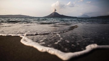 Tinggi Gunung Anak Krakatau Susut, Potensi Longsor Mengecil