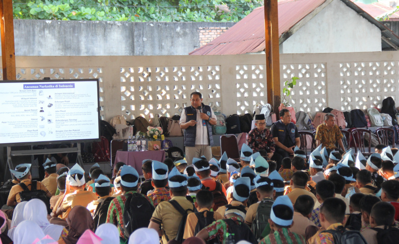 Kepala BNNK Pekanbaru Sosialisasi Bersama 1.302 Siswa dan Gaungkan Deklarasi Anti Narkoba