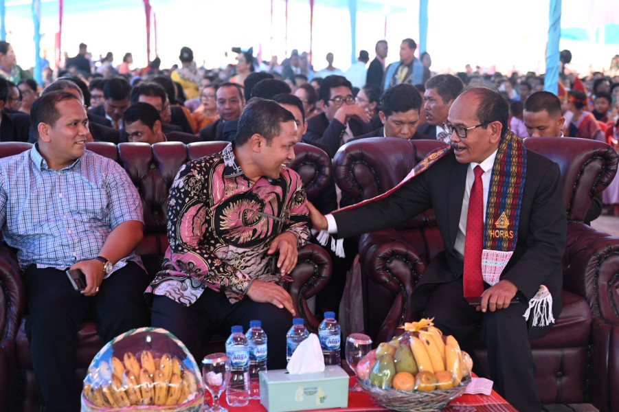 Diulosi Preases Distrik 22 HKBP Riau Pdt.Hantus Hutapea,  Abdul Wahid didoakan Jadi Gubernur Riau