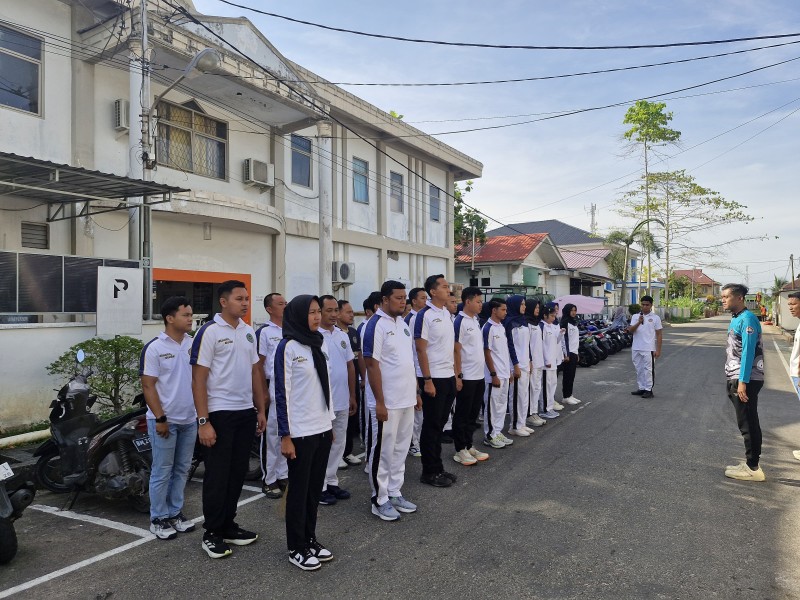 Jajaran Lapas Bagansiapiapi Gelar Gotong Royong Bersihkan Area Kantor