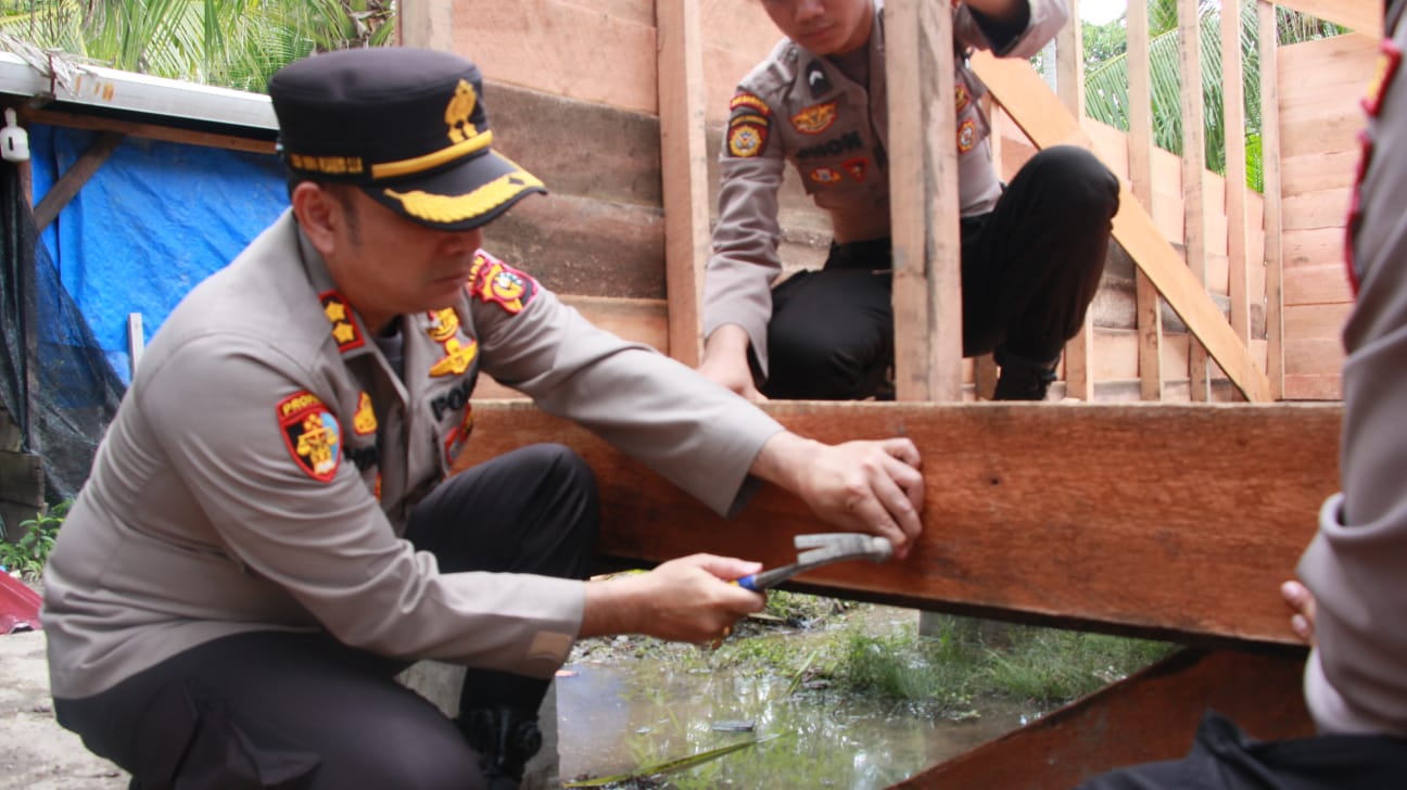 Kapolres Bengkalis Bedah Rumah Warga Kurang Mampu di Desa Pangkalan Batang