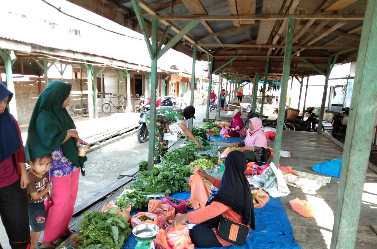 Babinsa Koramil 15/Kuala Kampar Pantau Harga Sembako di Pasar Tradisional Desa Labuhan Bilik