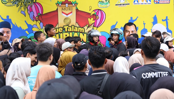 Pecahkan Rekor MURI Kue Talam Durian 1 KM, Nadhira Napoleon Ikut Produksi 500 Meter