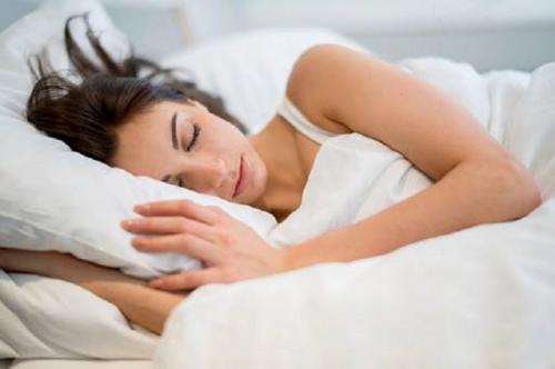 5 Bahaya ketika Perempuan Lupa Menghapus Make-Up Sebelum Tidur