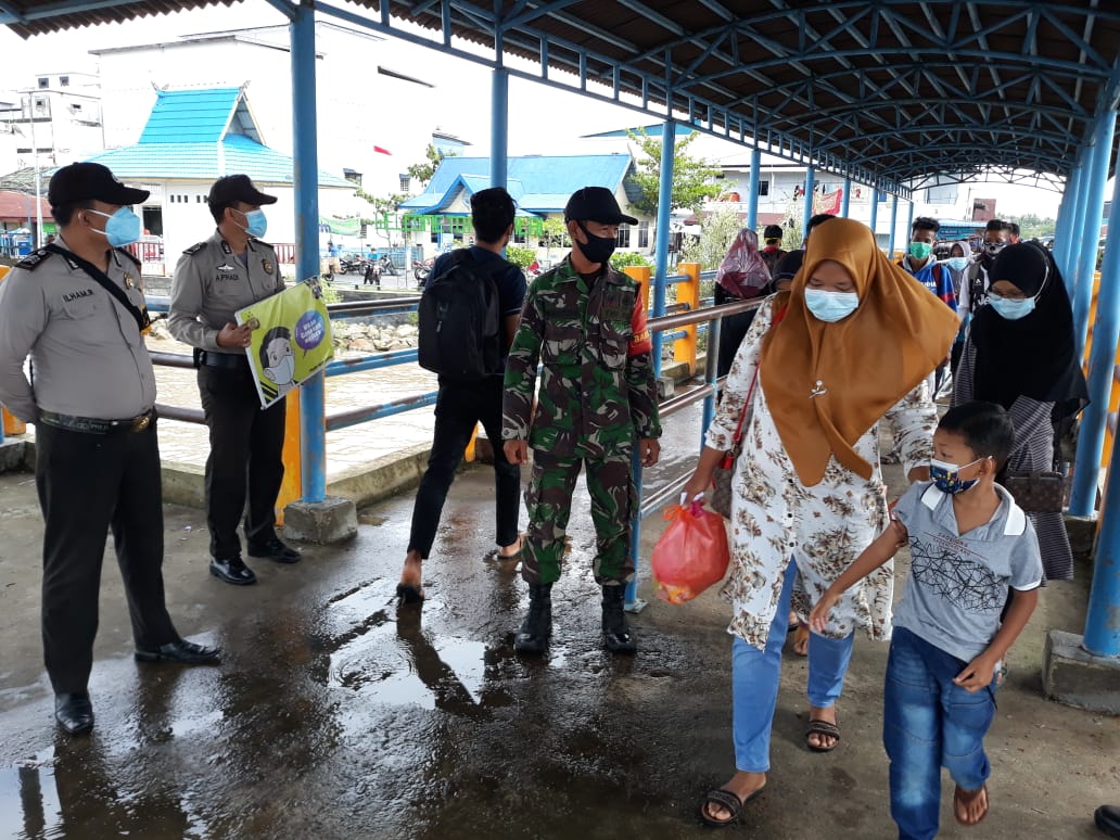 Polsek Kuala Kampar Bersama Tim Gabungan Tertibkan Penerapan Prokes di Pelabuhan