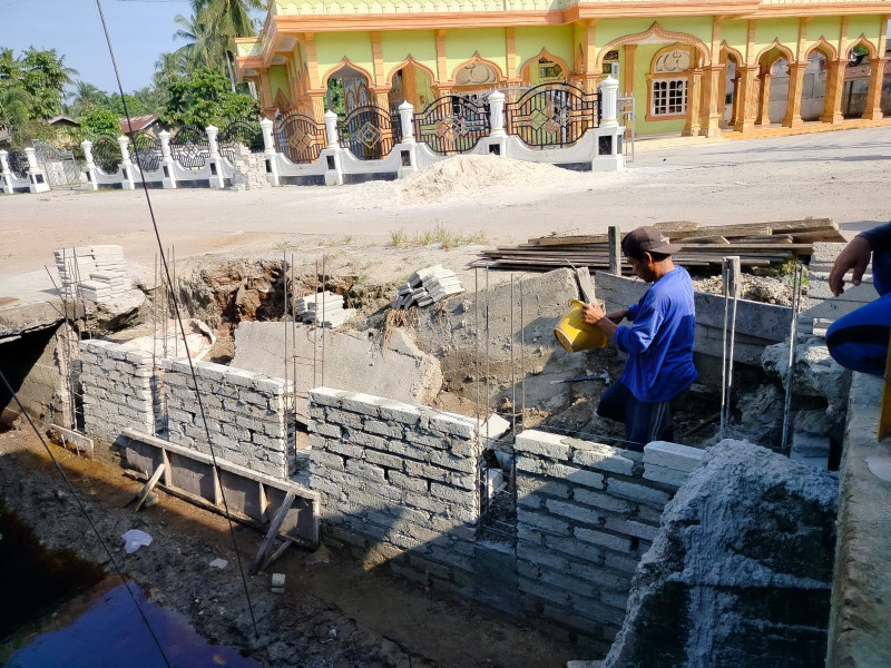 Peduli Infrastruktur, Apical Dumai Perbaiki Jalan dan Turap Parit Warga Lubuk Gaung