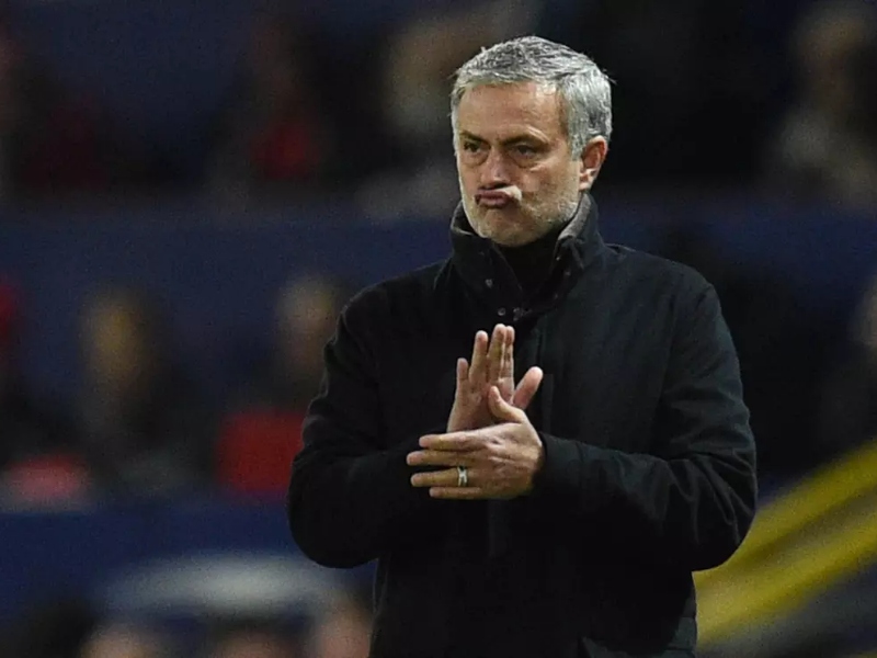 Jose Mourinho Panen Kritikan, Eks Gelandang Barcelona Membela