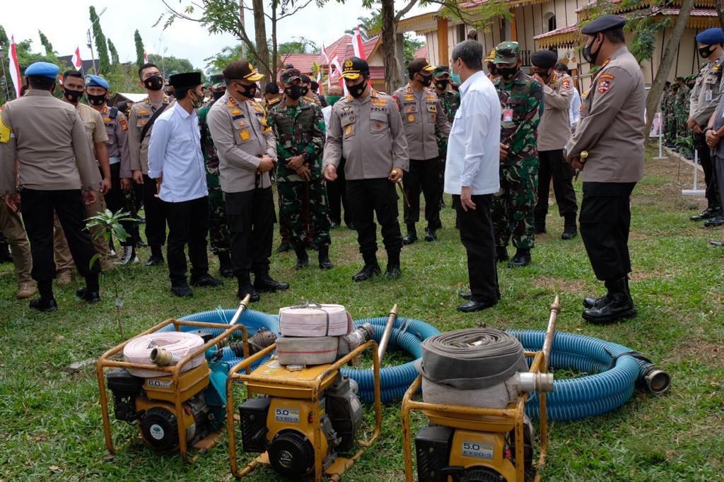 Cek Kesiapan Riau Dalam Tangani Karhutla - Covid19, Kabaharkam Polri Pimpin Apel Kesiapsiagaan Satgas dan Relawan