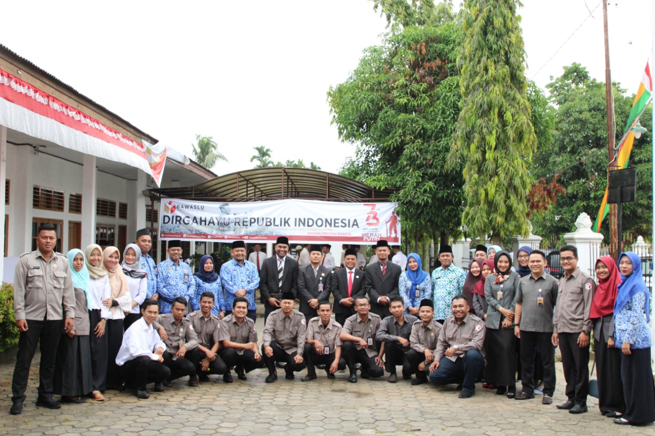 Ketua Bawaslu  Bacakan Amanat Gubernur Riau Pada  Upacara HUT RI.