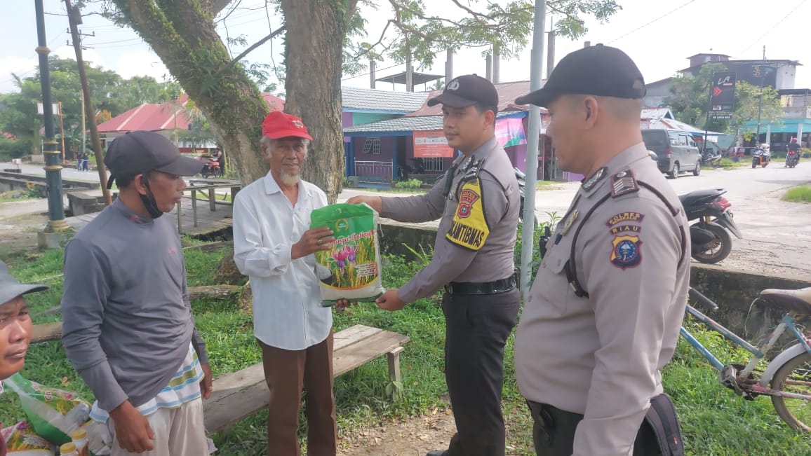 Polsek Rupat Berikan Beras Kepada Pedagang Ikan