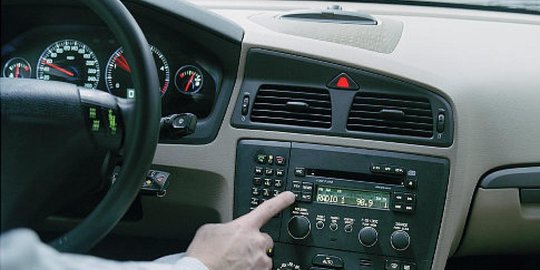 Aturan larangan dengarkan musik & merokok jadi boomerang buat polisi