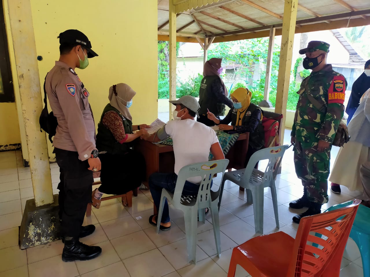 Kapolsek Kerumutan Tinjau Vaksinasi Massal di Desa Banjar Panjang