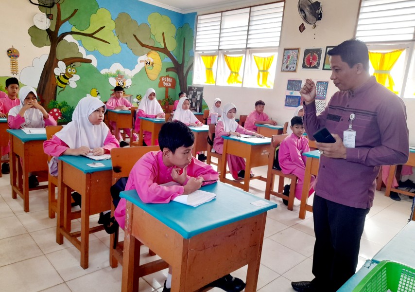 Kabid SD Disdik Pekanbaru Tinjau Pelaksanaan Ujian Sekolah di Beberapa Sekolah