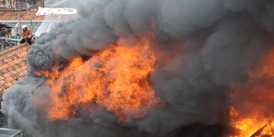 Kebakaran besar di Pasar Gedebage Bandung, 150 kios terbakar