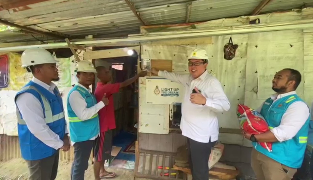 Hari Listrik Nasional ke-78, PLN Lakukan Penyalaan Serentak Program Light Up The Dream Kepada 56 Keluarga Kurang Mampu di Riau dan Kepulauan Riau