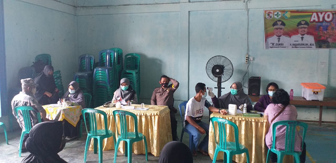 Polsek Pangkalan Kerinci Laksanakan Monitor Pelaksanaaan Vaksinasi Di Desa Makmur