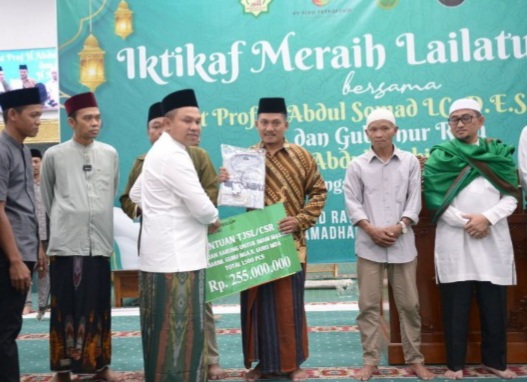 Melalui CSR PT Riau Petroleum, Gubri Salurkan Ribuan Baju Koko dan Sarung