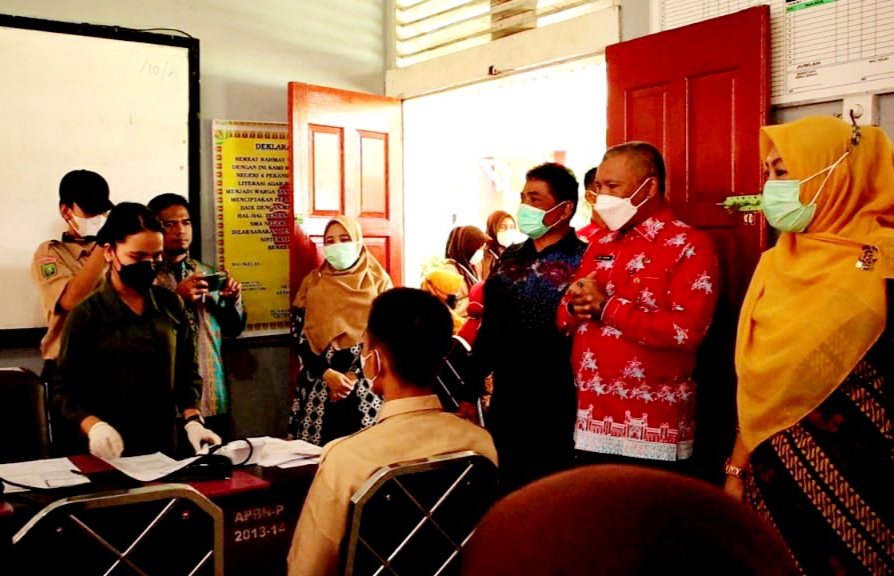 Kadisdik Riau Pantau Pelaksanaan Vaksinasi Kedua Siswa SMAN 4 Pekanbaru.