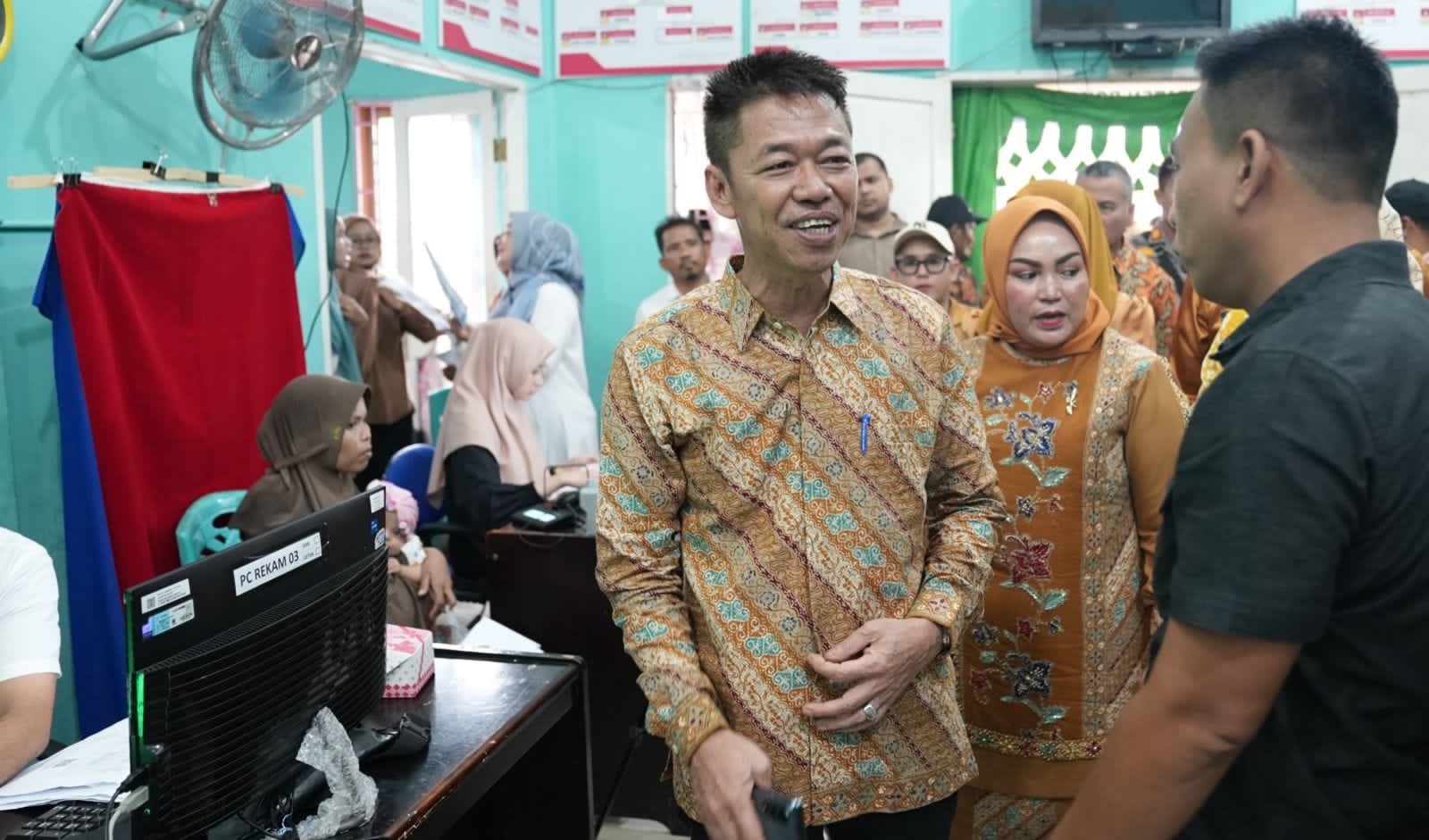 Bupati Rohil Pantau Perekaman e-KTP di Tanjung Medan