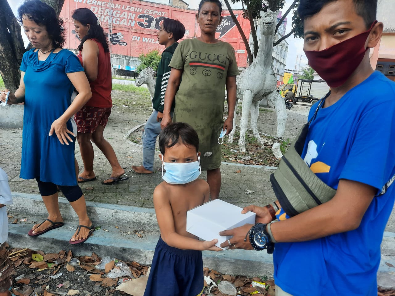 Memperingati Sumpah Pemuda dan HUT Partai NasDem, NasDem Milenial Bagikan MasKer dan Nasi