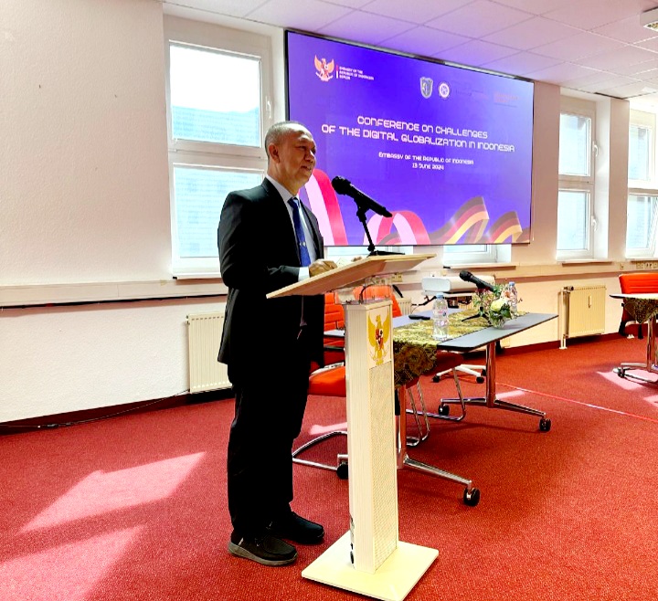 Prof. Syafrinaldi Wakili UIR dalam Konfrensi Internasional di Berlin, Jerman
