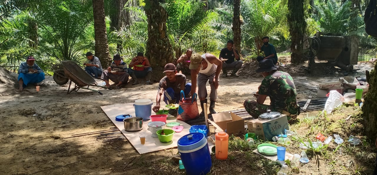 Istirahat Kerja, TNI dan Warga Makan Bersama Di Lokasi Pembangunan TMMD