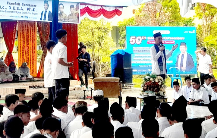 Puncak Milad ke-50 SMAN 3 Pekanbaru, Ustad Abdul Somad Doakan Siswa SMAN 3 Jadi Pemimpin Bangsa