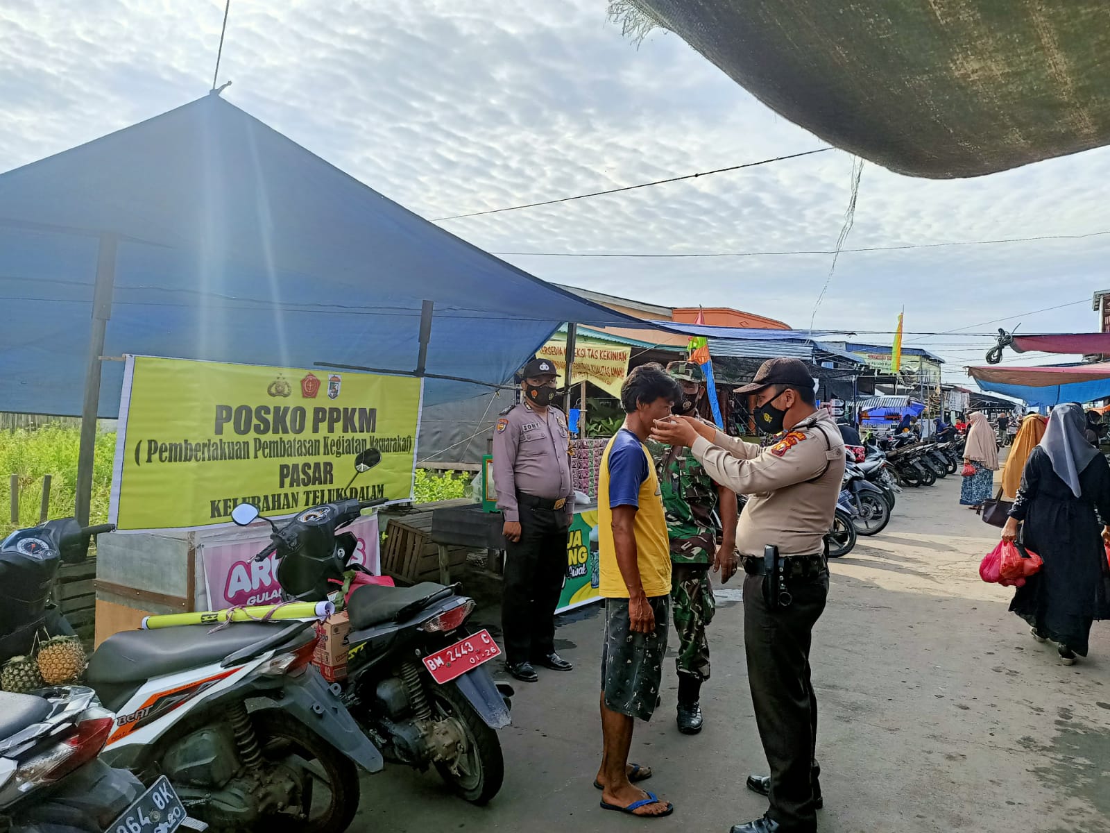 Tekan Penularan Covid-19, Polsek Kuala Kampar Pantau Prokes Masyarakat di Pasar
