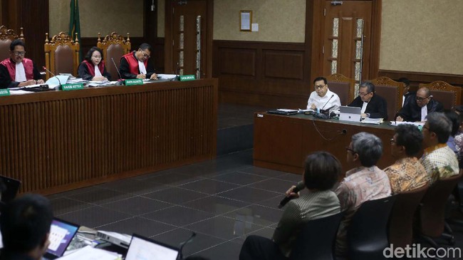 Jaksa ke Saksi: Novanto Bilang 'Kalau Gue Dikejar KPK, Fee Rp 20 M'?