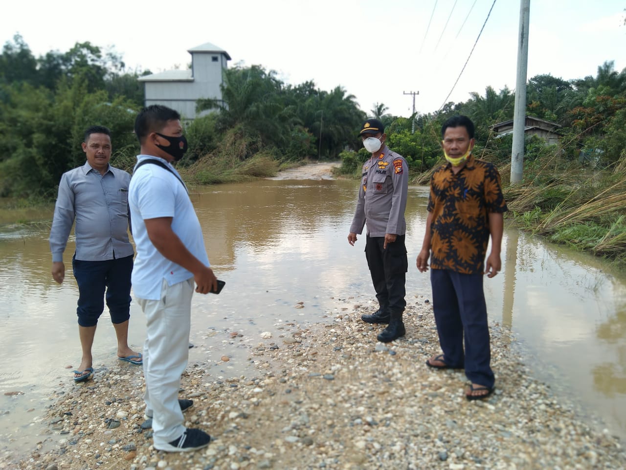 300 KK Terdampak, Kapolsek Ukui Dampingi Kepala Desa Air Hitam Pantau Lokasi Banjir