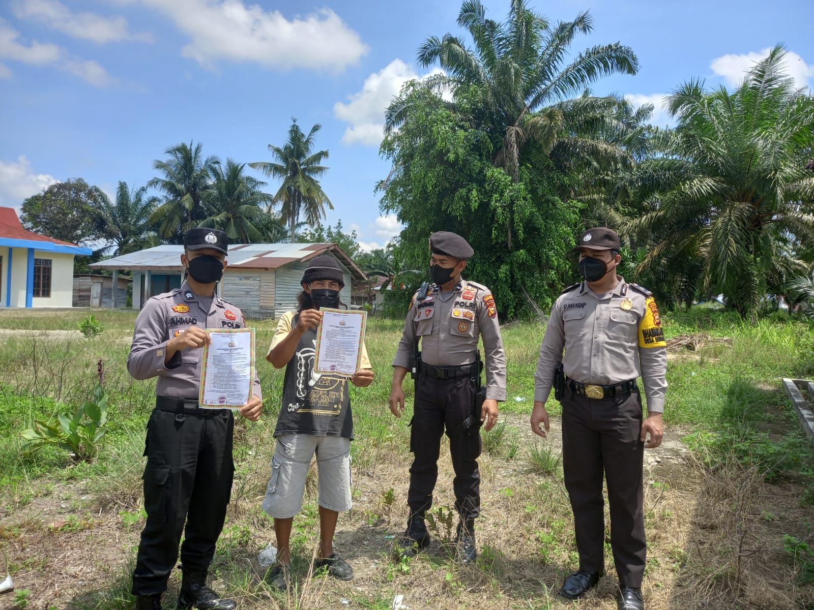 Sebar Maklumat Kapolda Riau Terkait Karhutla, Polsek Pangkalan Kuras Sambangi Warga
