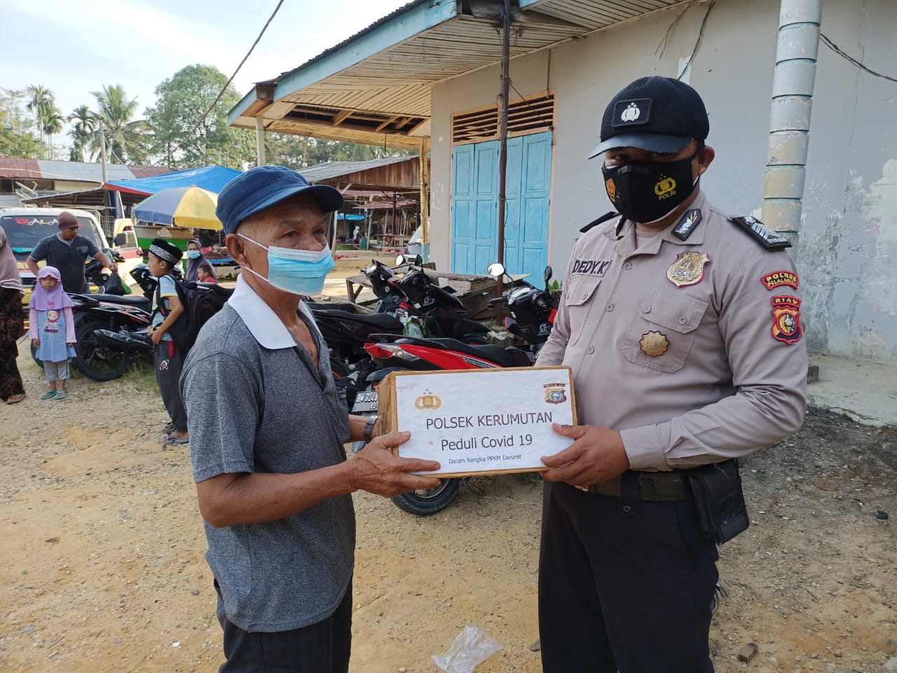 Kapolsek Kerumutan Bagikan Sembako Kepada Warga Terdampak Covid-19