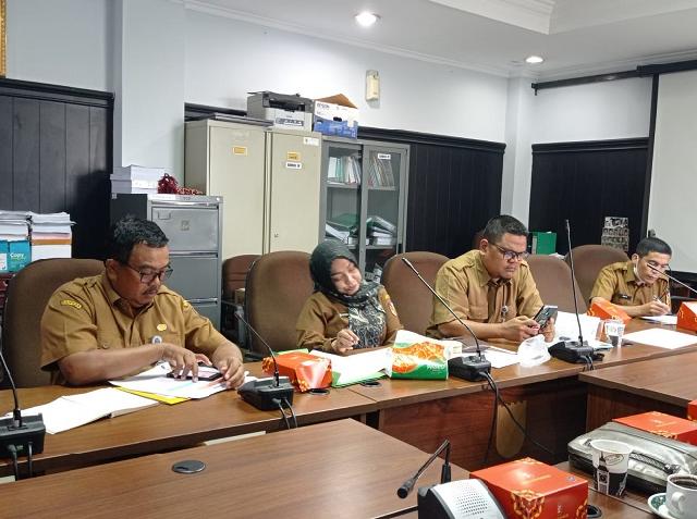 Hadir dalam rapat ini Kepala Bappeda Kota Pekanbaru Ahmad beserta Sekretaris dan Kepala Bidang