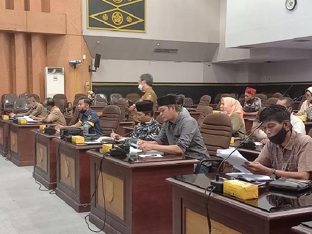 para wali murid dan tokoh masyarakat yang hadir saat hearing bersama Komisi III