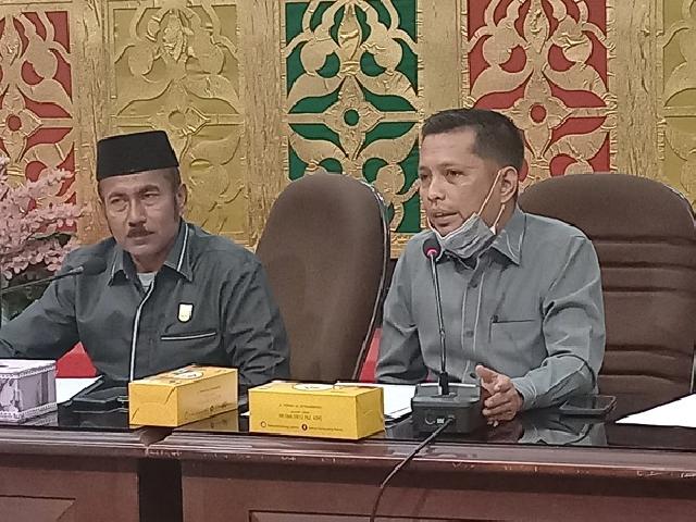 ketua Komisi II H Fatullah memimpin rapat hearing mendampingi Wakil Ketua DPRD Kota Pekanbaru Tengku Azwendi Fajri saat hearing