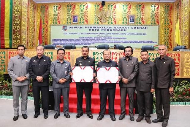 Foto bersama Pimpinan DPRD Kota Pekanbaru bersama dengan Pj. Walikota Pekanbaru dan jajaran.